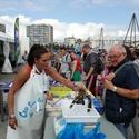 les femmes de marins pêcheurs et vendeuses ont organisé des ventes flash à plusieurs endroits 